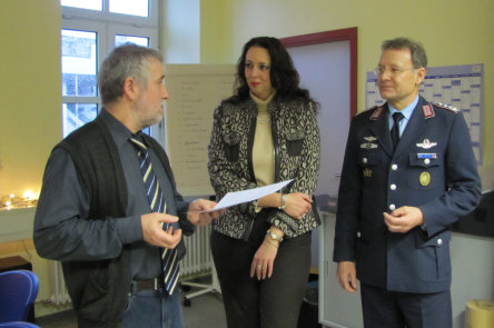 Willi Gillmann empfängt die Spende der NATO-Musikfestival-Stiftung von der Stiftungsvorsitzenden und Bürgermeisterin Dr. Susanne Wimmer-Leonhardt und dem stellvertretenden Vorsitzenden Oberst i.G. Harry H. Schnell. © Stadt Kaiserslautern