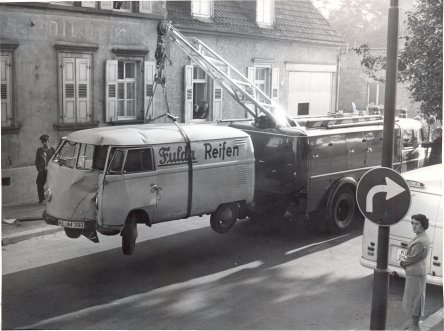 Rüstkranwagen 7 im Einsatz beim Anheben eines VW-Busses