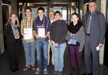 Die vier Schüler des Albert-Schweitzer-Gymnasiums mit dessen Schulleiterin Eva Wenzel-Staudt (links), dem Vorsitzenden des Naturschutzbeirates, Hans-Dieter Leonhardt (Mitte) und dem Beigeordneten Peter Kiefer (rechts)