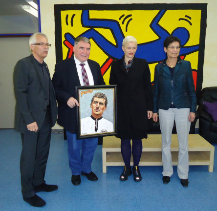 von links: Peter Krietemeyer, Franz Lövenich, Dr. Andrea Edel und Cornelia Burkert-Schmitz mit dem Ölpartraits Fritz Walters. © Stadt Kaiserslautern