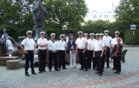 Die Matrosen des Schnellbootes S 74 Nerz vor dem Kaiserbrunnen © Stadt Kaiserslautern