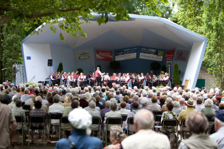 Voll besetzte Reihen bei den Kaiserslauterer Volksparkkonzerten. © Stadt Kaiserslautern