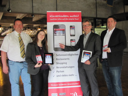 Bild von links: Rainer Kadel, Christina Horak, Referatsdirektor Klaus Wenzel und Markus Knapp präsentieren die neue Kaiserslautern App. © Stadt Kaiserslautern