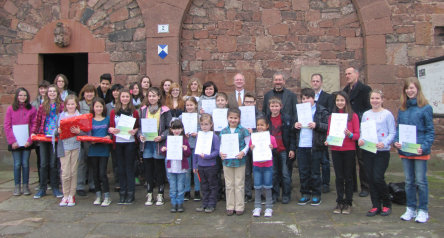 Die Teilnehmerinnen und Teilnehmer des 59. Europäischen Wettbewerbes gemeinsam mit dem Beigeordneten Joachim Färber, Dr. Norbert Herhammer und den Sponsorinnen und Sponsoren vor dem Casimirschloss. © Stadt Kaiserslautern