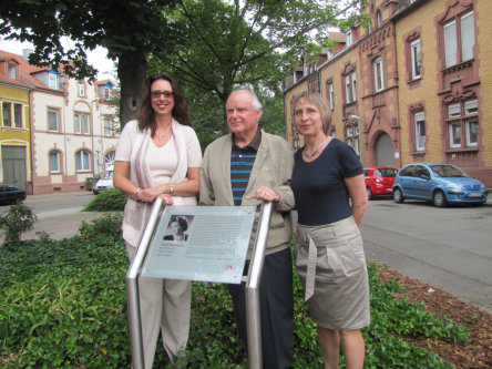 ürgermeisterin Dr. Susanne Wimmer-Leonhardt, Dr. Pedro Grünstein und Ria Krampitz übergeben die Hinweistafel am Hilde-Mattauch-Platz der Öffentlichkeit © Stadt Kaiserslautern 