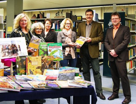 Bild: Stadtsparkasse bereichert Kaiserslauterer Schulbibliotheken mit Vogelbüchern. © Stadtsparkasse Kaiserslautern