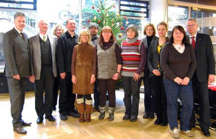 Werner Stumpf, Karin Decker, Oberbürgermeister Dr. Weichel und Beigeordneter Färber mit Erzieherinnen und Erzieher der Kaiserslauterer Kinderbetreuungseinrichtungen © Stadtsparkasse Kaiserslautern