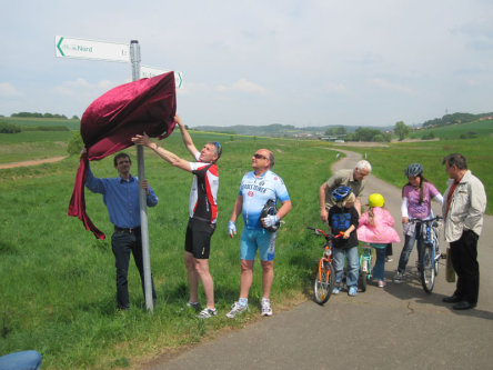 Beigeordneter Peter Kiefer (rechts) und Christian Ruhland, Radwegebeauftragter der Stadt Kaiserslautern, enthüllen einen der neuen Wegweiser zwischen den Stadtteilen Erfenbach und Siegelbach und dem IG-Nord