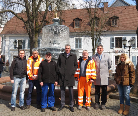 Techniker und Mitarbeiter der Stadt bringen Kaiserslauterns Brunnen zum Sprudeln. © Stadt Kaiserslautern