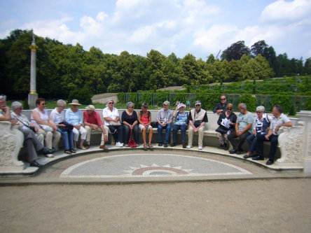 Die Teilnehmerinnen und Teilnehmer der Bürgerreise im Park Sanssouci... © Stadt Kaiserslautern