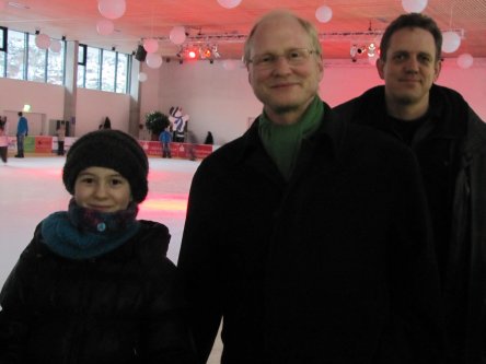 Bild: 40.000ste Eisbahn-Besucherin Kami Schütz mit Beigeordnetem Joachim Färber und Eisbahn-Chef Kay Hieber. © Stadt Kaiserslautern