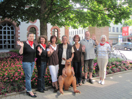 Bild von links: Manuela Margraf und Monika Domis, Tourist Information Kaiserslautern, Barbara Rill, Christian und Liz Ducasse, Ferdinand Rill und Stadtführerin Brunhilde Künne © Stadt Kaiserslautern