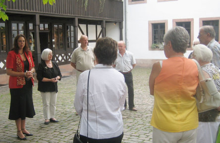 ürgermeisterin Dr. Susanne Wimmer-Leonhardt und Marlene Jochem im Kreise der neuen ehrenamtlichen Mitarbeiterinnen und Mitarbeiter des Theodaor-Zink-Museums. © Stadt Kaiserslautern