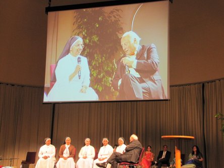 Bild: Die Edith-Stein-Kameliterinnen pflegen die Menschen im Altenheim St. Nikolaus und bringen sie nicht selten zum Lachen. © Stadt Kaiserslautern