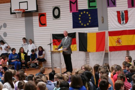 Bild: Beigeordneter Joachim Färber beim Abschlussfest in der IGS Goethe © Stadt Kaiserslautern