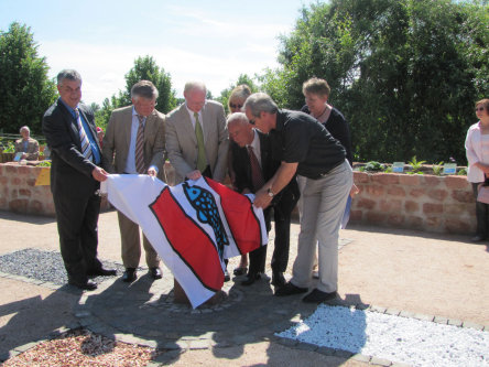 Hans-Peter Wildt, Günter Andes, Beigeordneter Joachim Färber, Guido Mayer, David Lyle und Doris Preuninger enthüllen das Fingerlabyrinth, Herzstück des 