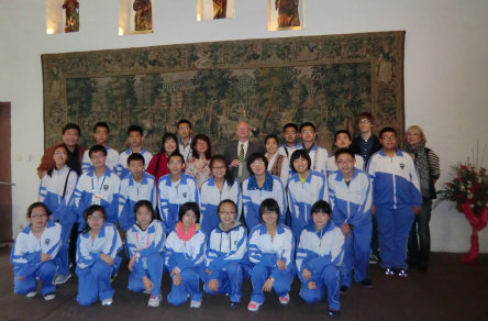 Beigeordneter Joachim Färber empfängt Lehrerinnen und Schülergruppe der chinesischen Wangjing-Schule im Pfalzgrafensaal. © Stadt Kaiserslautern