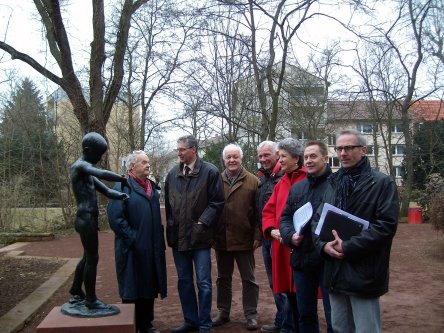 von links: Kurt Günther, Beigeordneter Peter Kiefer, Referatsdirektor Günter Friedrich, Steinmetz Gottfried Müller, Karin Kolb, Norbert Christmann und Referatsdirektor Udo Holzmann bei der Einweihung der Bronzefigur 