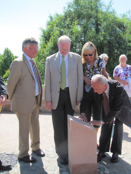 Guido Mayer erkundet das Fingerlabyrinth gemeinsam mit Günter Andes und Beigeordnetem Joachim Färber. © Stadt Kaiserslautern