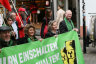 Joachim Färber zeigt Flagge bei der Anti-Atomkraft-Demonstration 2011. © Retter