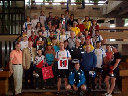 Die Friedensradler bei ihrem Zwischenstopp im Lauterer Rathaus, Menschen auf der Rathaustreppe in Fahrradkleidung © Stadt Kaiserslautern