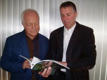 Günter Friedrich und Beigeordneter Peter Kiefer bei der Vorstellung der Festschrift © Stadt Kaiserslautern