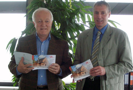 Beigeordneter Peter Kiefer (re.) und Günter Friedrich, Direktor des Referates Grünflächen, stellen den neuen Friedhofswegweiser vor. © Stadt Kaiserslautern