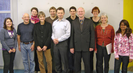 Jugend- und Schuldezernent Joachim Färber (vorne 3. v. rechts) bei einem Besuch des Fachgebiets Frühförderung an der TU Kaiserslautern mit Lehrstuhlinhaber Professor Dr. Thomas Lachmann (vorne, Mitte) und seinem Team