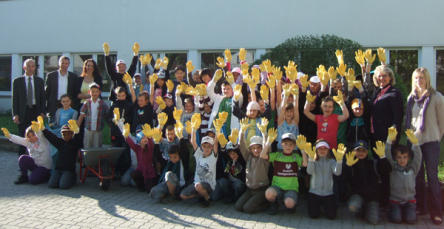 Foto zeigt die Kinder, ausgerüstet mit Handschuhen, vor der Putzaktion 