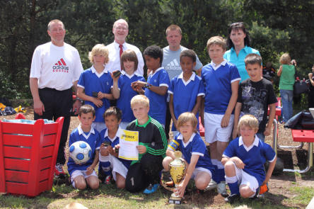 Heinz Schöfer (von links) , Hausmeister und Trainer Grundschule Erzhütte, Beigeordneter Joachim Färber, Sven Weilemann, Fachberater Schulsport und Ursula Krämer, Gasanstalt Kaiserslautern mit der siegreichen Mannschaft der Grundschule Erzhütte © Stadt Kaiserslautern