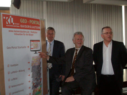 v.l.n.r. Oberbürgermeister Dr. Klaus Weichel, Hans-Peter Frohberger und Uwe Schmeer sind stolz auf das neue Geodaten-Portal der Stadt Kaiserslautern © Stadt Kaiserslautern