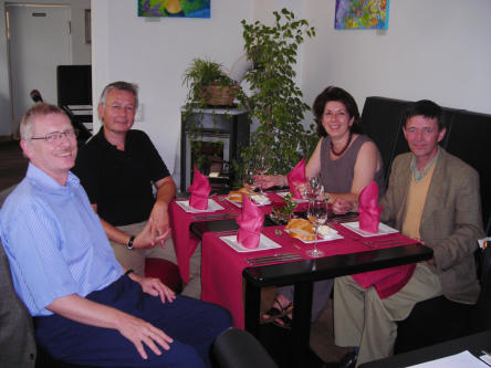 Bild zeigt Uwe Schmitz , Dagmar Mannerz, Oberbürgermeister Dr. Klaus Weichel und Gerhard Degen am gedeckten Tisch im Restaurant 