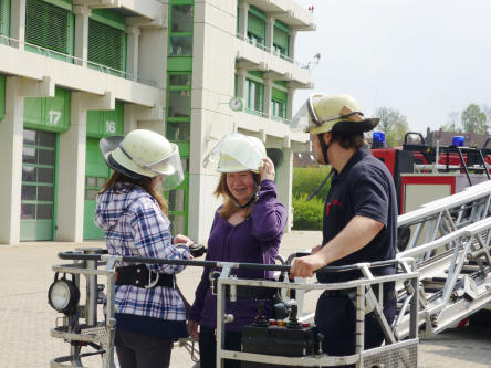 Hoch hinaus wollen die Mädels beim 11. bundesweiten Girls Day mit der Feuerwehr Kaiserslautern. © Stadt Kaiserslautern