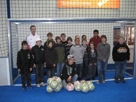 Gruppenfoto der Schülerinnen und Schüler der Geschwister-Scholl-Hauptschule in der SoccaFive Arena