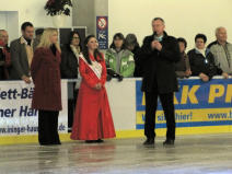 von links Tanja Szewczenko, Vanessa Bügler und Oberbürgermeister Dr. Klaus Weichel bei der Eröffnung der Eisbahn.  © Stadt Kaiserslautern