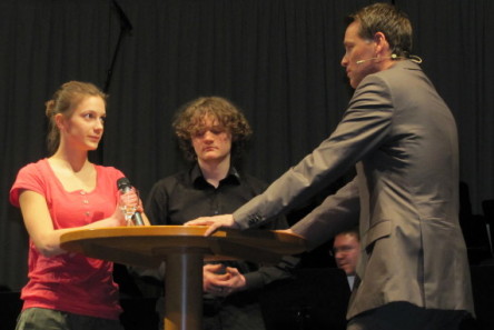 Moderator Holger Wienpahl (rechts) fragt nach der Meinung von Schülervertreterin Johanna Nickel und stellvertretendem Schülersprecher Malte Koster. © Stadt Kaiserslautern