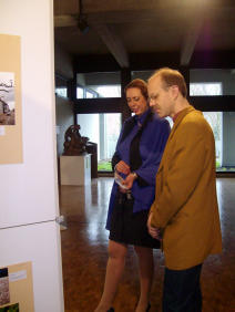 Foto zeigt Bild: Bürgermeisterin Dr. Wimmer-Leonhardt und Stefan Müller beim Betrachten der Ausstellung