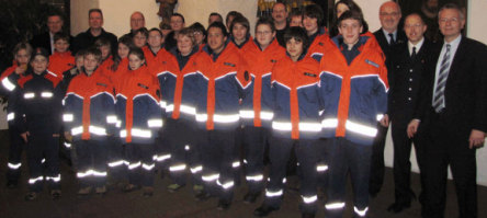 Die Jugendfeuerwehr Kaiserslautern leuchtet - auch durch ihr Engagement für Kriegsgräber. © Stadt Kaiserslautern