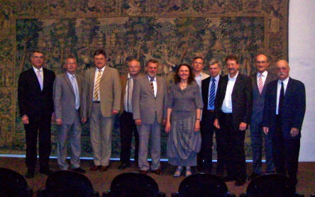 Oberbürgermeister Dr. Klaus Weichel mit Repräsentanten der Evangelischen Kirche Pfalz und der Evangelischen Kirche Anhalt im Pfalzgrafensaal. © Stadt Kaiserslautern