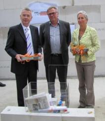 Das Foto zeigt die Grundsteinlegung mit Oberbürgermeister Dr. Klaus Weichel, Architekt Reinhardt Rollitz und Dekanin Angelika Keller, Protestantische Kirchengemeinde. © Stadt Kaiserslautern