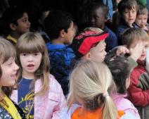 Das Foto zeigt die Kinder, die nach Fertigstellung des Neubaus die Kita besuchen werden. © Stadt Kaiserslautern