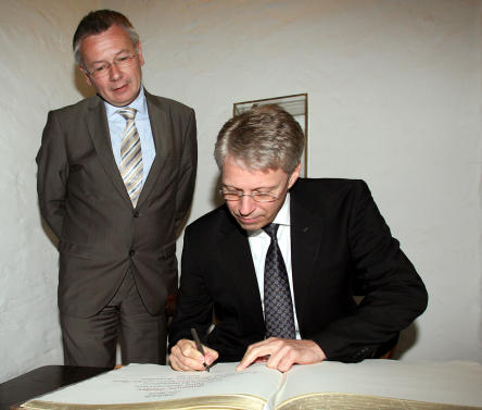 Thomas Reiter mit Oberbürgermeister Dr. Klaus Weichel beim Eintrag ins Goldene Buch der Stadt © Stadt Kaiserslautern