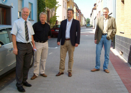 Foto zeigt Günter Prokein, Jörg Chabrny (beide Stadtverwaltung), Dr. Thomas Knieriemen (F.K. Horn) und Peter Kiefer bei der Begehung der sanierten Kleestraße 