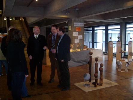 Schuldezernent Joachim Färber (links) und Schulleiter Uwe Thielen (rechts) im Gespräch mit Wolfgang Ernst vom Referat Schulen (mitte) über die Ausstellung Köpfe © Stadt Kaiserslautern