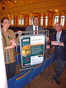 Bürgermeisterin Dr. Susanne Wimmer-Leonhardt, Vereinsmitglied Kai Landes und Kassenwart Michael Kraus und Vereinsmitglied Kai Landes (v.l.) stellten gemeinsam Plakat und Programm des Benefizkonzertes des Freundeskreises vor © Stadt Kaiserslautern