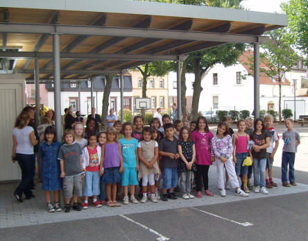 Kinder der Kottenschule freuen sich über neue Pausenüberdachung