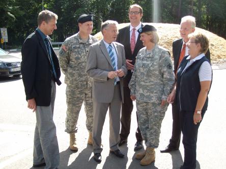 oto zeigt (v.l.): Bei der Einweihung: Beigeordneter Peter Kiefer, Oberstleutnant Kevin S. Hutchison, Oberbürgermeister Dr. Klaus Weichel, Staatssekretär Alexander Schweitzer, Generalmajor Patricia McQuistion , Helmut Haufe (Hauptgeschäftsführer der Transport-Einheit TCSC der US Army), Abgeordnete Ruth Leppla