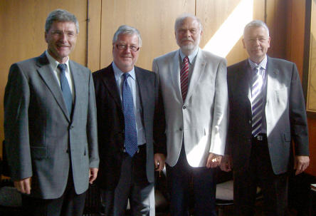 Landrat Paul Junker (von links), Klaus Heinlein, Rolf Künne und Oberbürgermeister Dr. Klaus Weichel. © Stadt Kaiserslautern