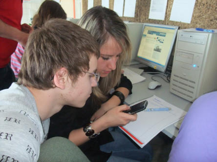 Foto zeigt Schüler beim Einsatz des Handys im Schulunterricht © medien+bildung.com