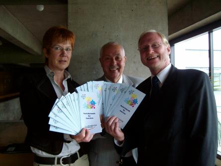 v.l. Katharina Rothenbacher-Dostert, Reinhold Mannweiler und Joachim Färber freuen sich über die positive Entwicklung des Nothilfefonds der Stadt Kaiserslautern © Stadt Kaiserslautern